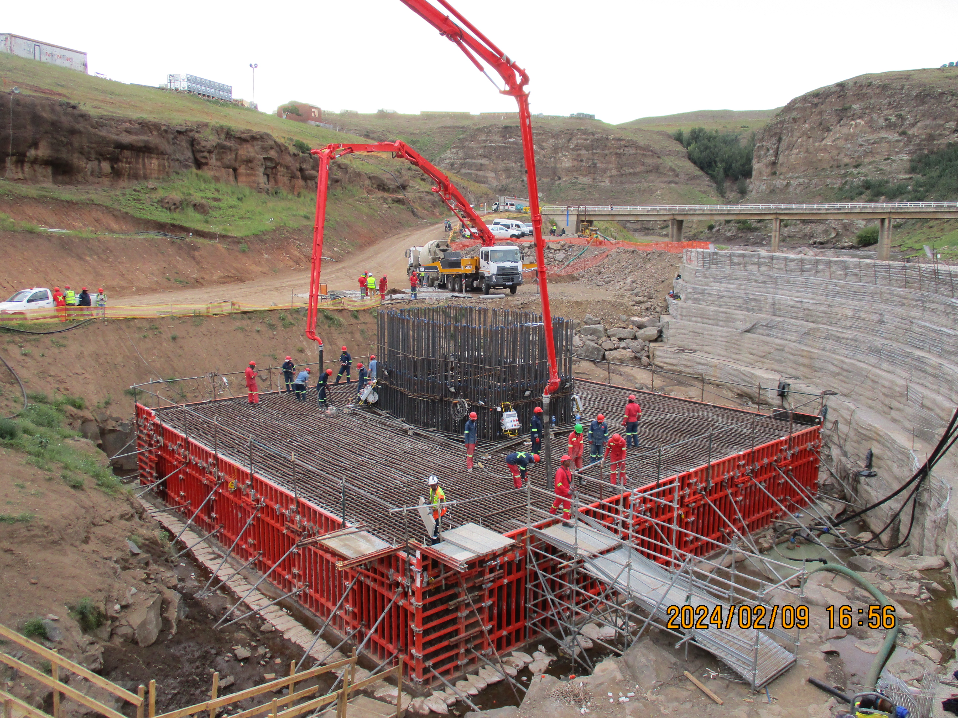Pier 9 foundation casting. The foundation contains about 1,000 cubic metres of concrete and 150 cubic metres of reinforcing steel. The concrete was placed in one continuous pour of 28 hours.