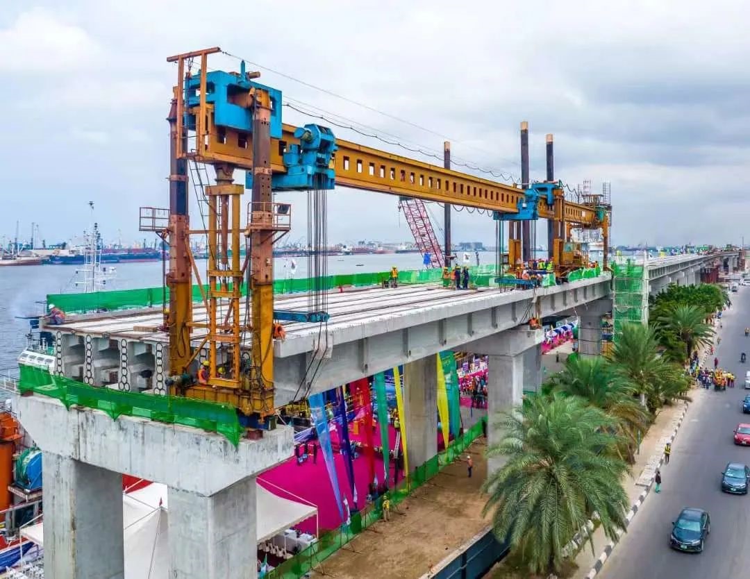 Construction of Lagos Rail Mass Transit Blue Line – Installation of last T-beam for elevated carriageway on August 17, 2022, by China Civil Engineering Construction Corporation (CCECC), the construction contractors on the project (@CCECC8 Twitter Handle | China Civil Engineering Construction Corporation)