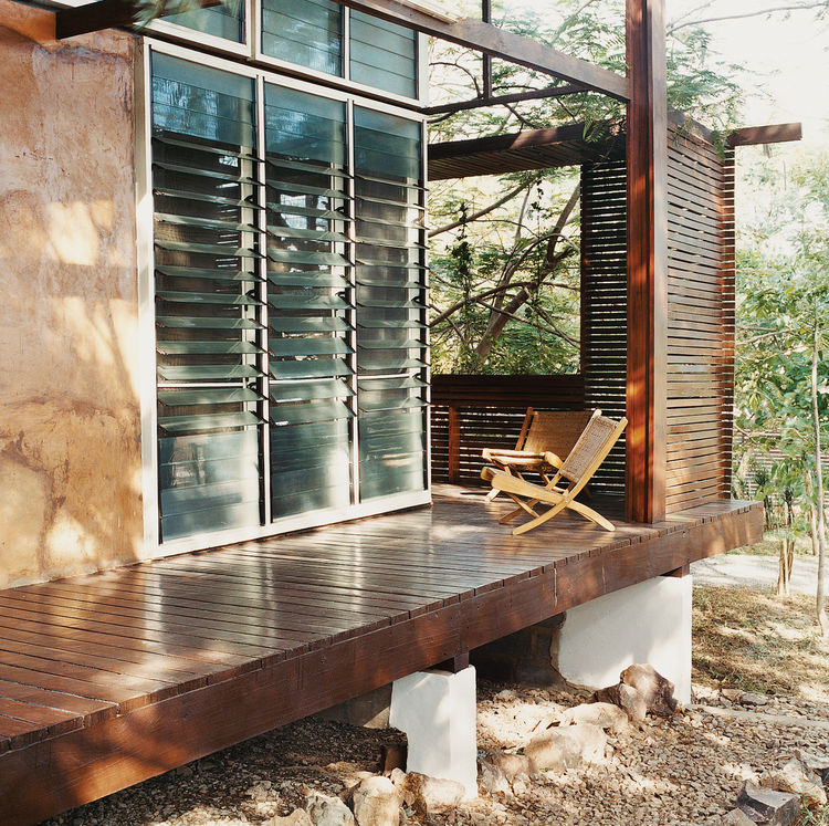 Exterior Deck of Inno-Native House, showing elevation of structure from the ground (archidatum.com)