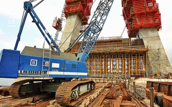 Crane at work at foot of pylon during construction (skyscraper.com)