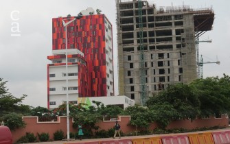 Ongoing construction of 30 storey Alto Tower, showing formwork in place for cantilever floor (livinspaces.net)