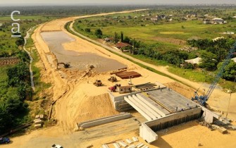 Placing of precast beams and slab for secondary bridge at Amakom, Asaba (julius-berger-int.com)