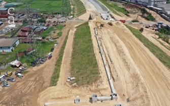 Installation of stormwater drainage pipe in roadworks (second-river-niger-bridge.com)