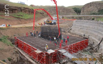 Pier 9 foundation casting. The foundation contains about 1,000 cubic metres of concrete and 150 cubic metres of reinforcing steel. The concrete was placed in one continuous pour of 28 hours.